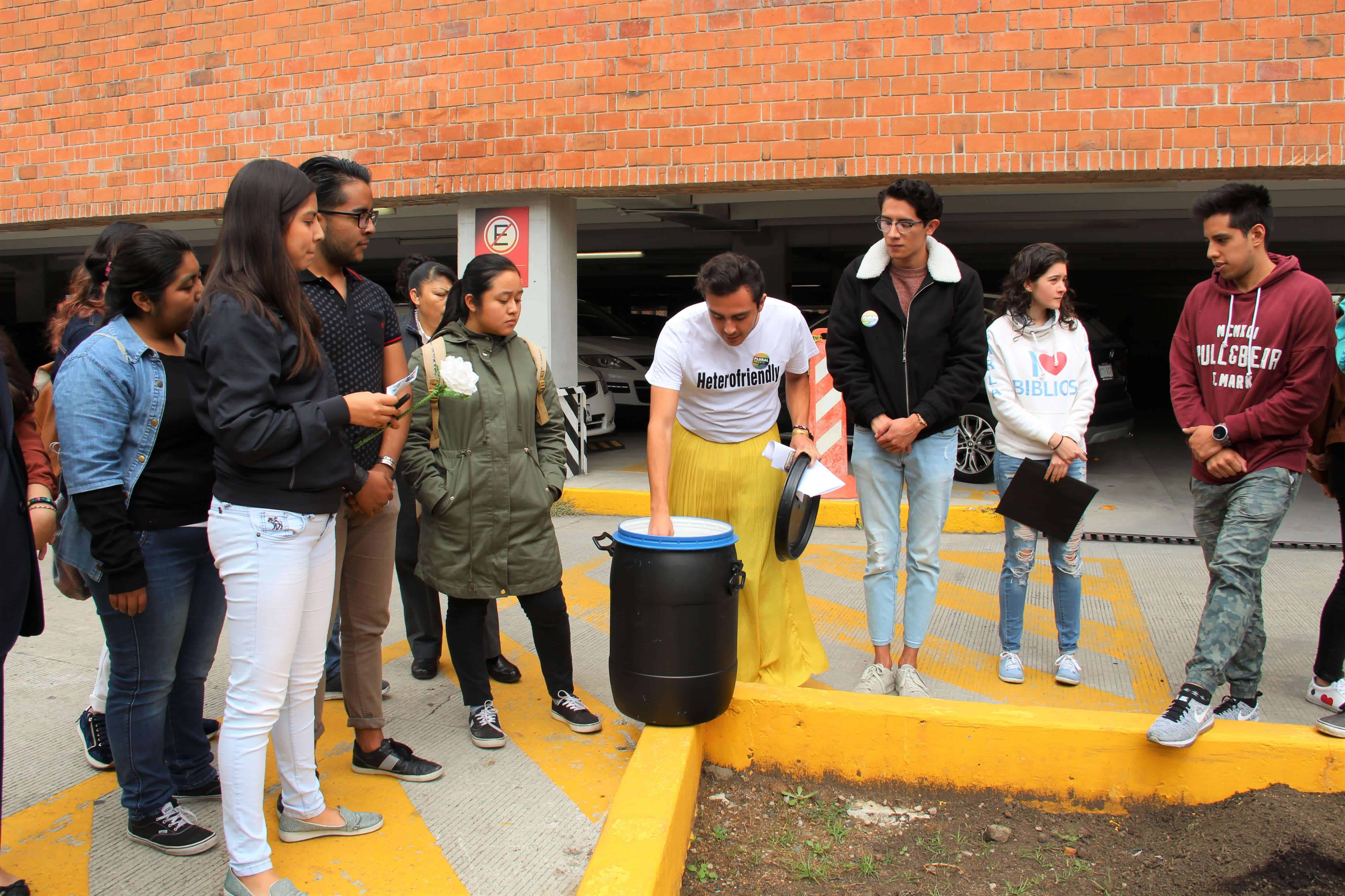 Estudiantes escribieron cartas para quienes abran la cápsula en 50 años (Valentina González/IBERO)