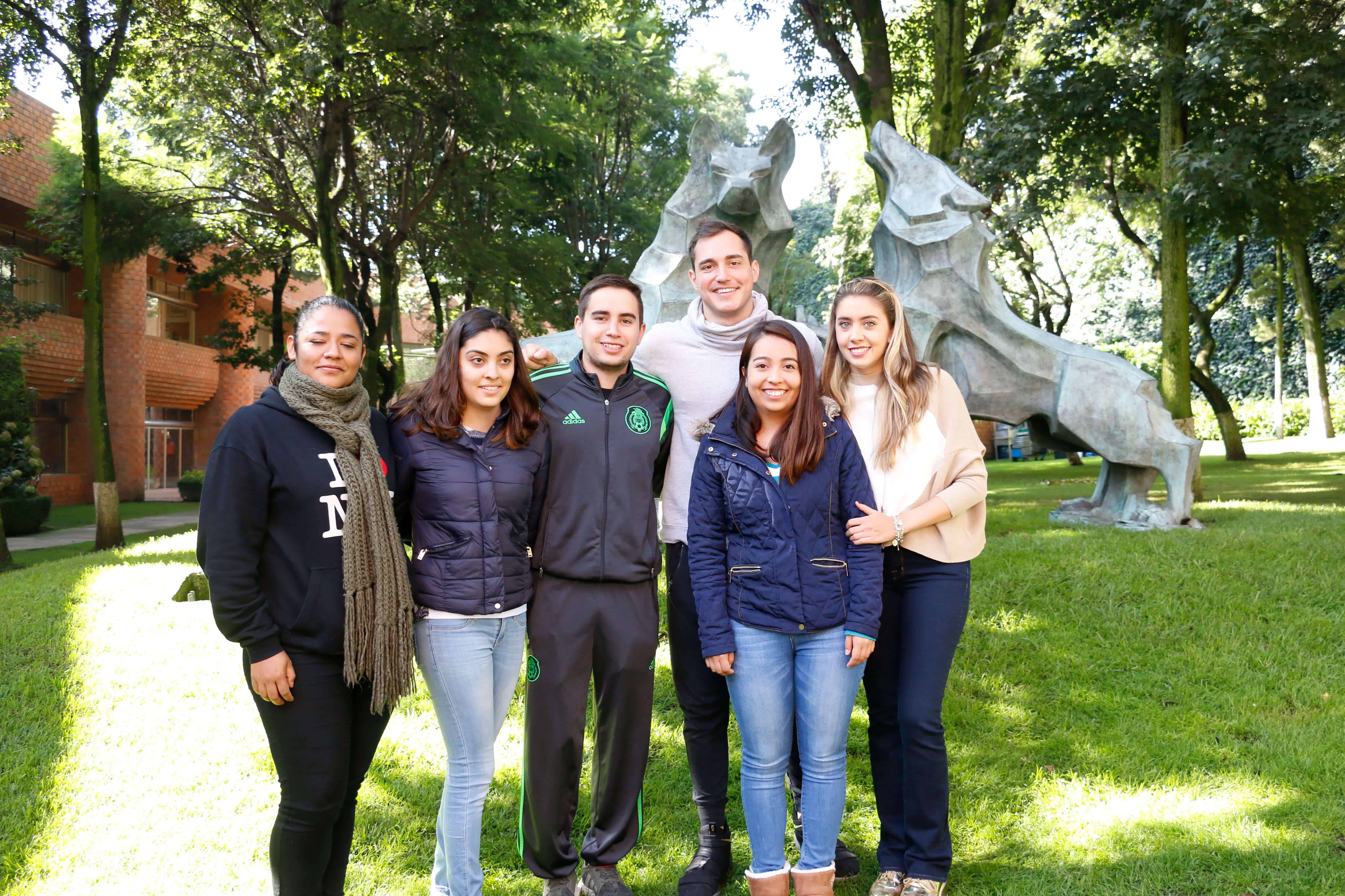 Estudiantes de la IBERO realizan su servicio social en Somos Uno Más (Alberto Hernández/ IBERO).