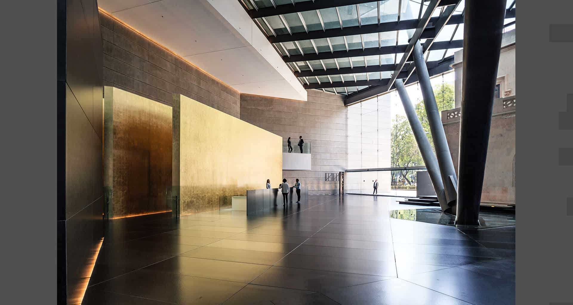 La edificación está formada por dos altos muros de concreto expuesto aparente que asemejan la forma de un libro abierto (Cortesía torrereforma.com).