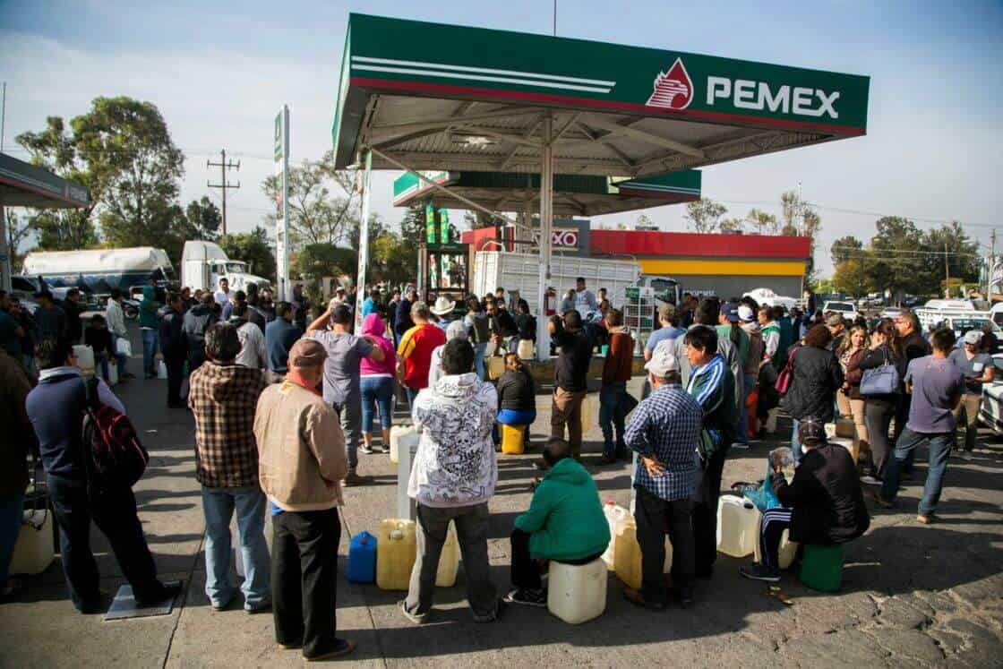 Largas filas en gasolinerías de Michoacán (Tomada de El Economista).