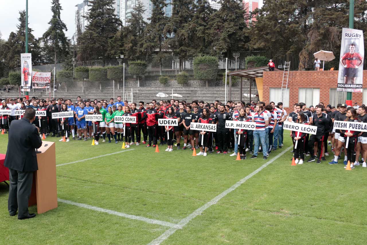 El Lic. Agustín Marbán Landa, presidente de la Conadeip, dirigió unas palabras a los deportistas (Alberto Hernández/IBERO).