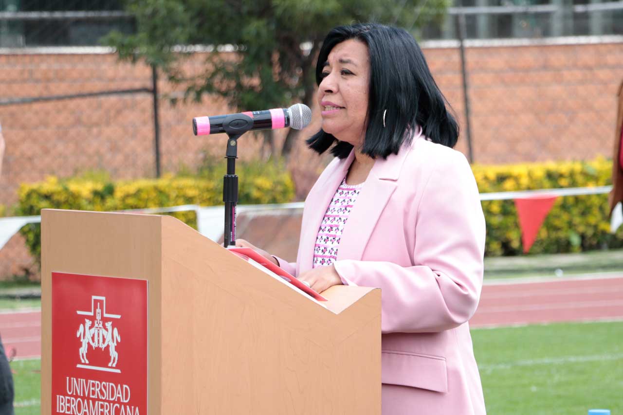 La Mtra. Georgina Tápale Palma, directora de Formación Ignaciana, pidió a los atletas respetar los valores del deporte (Alberto Hernández/IBERO).