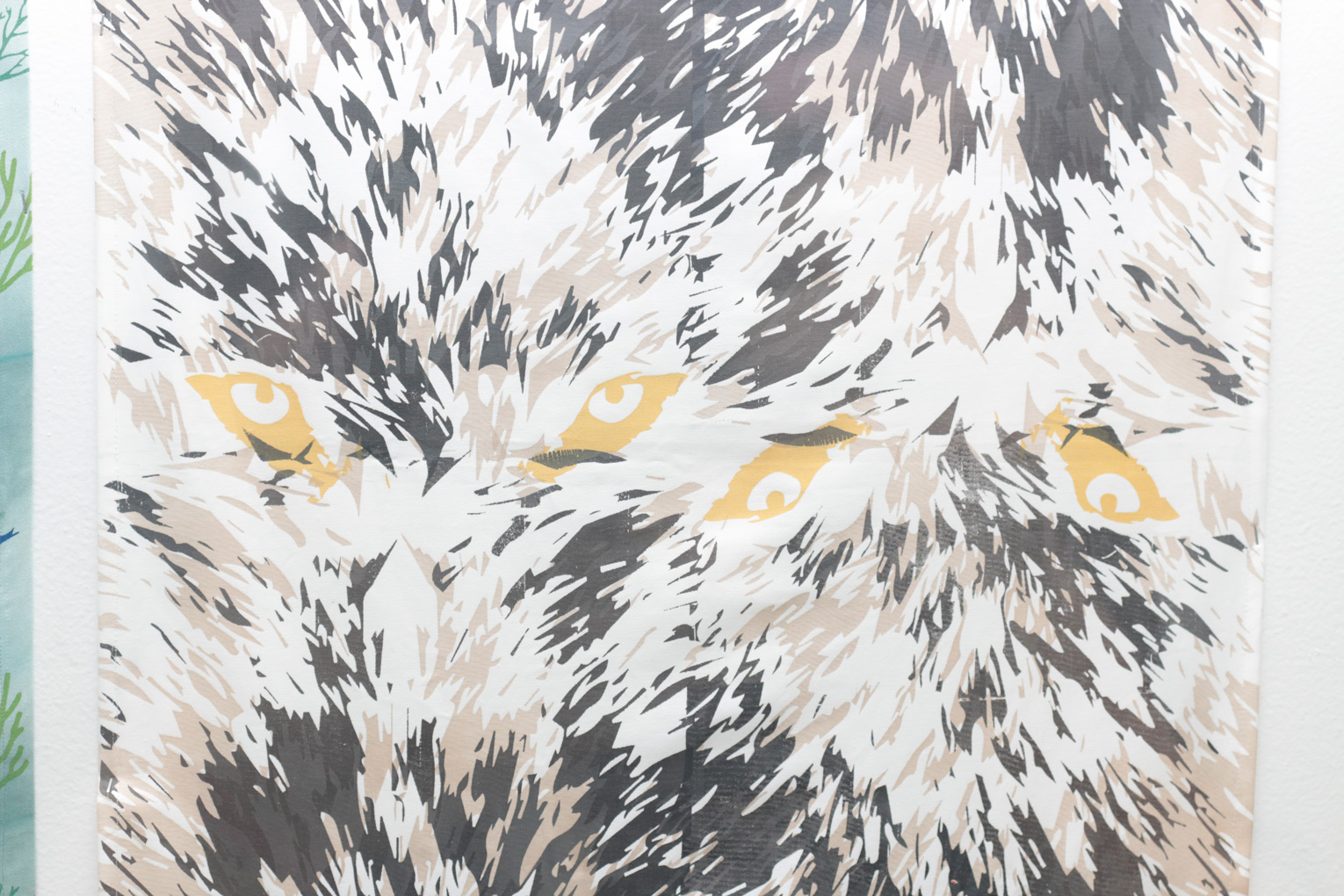 Lobo mexicano. Técnica: Estampado con marcos, ice dye, aplicación de foil (Alberto Hernández/IBERO).