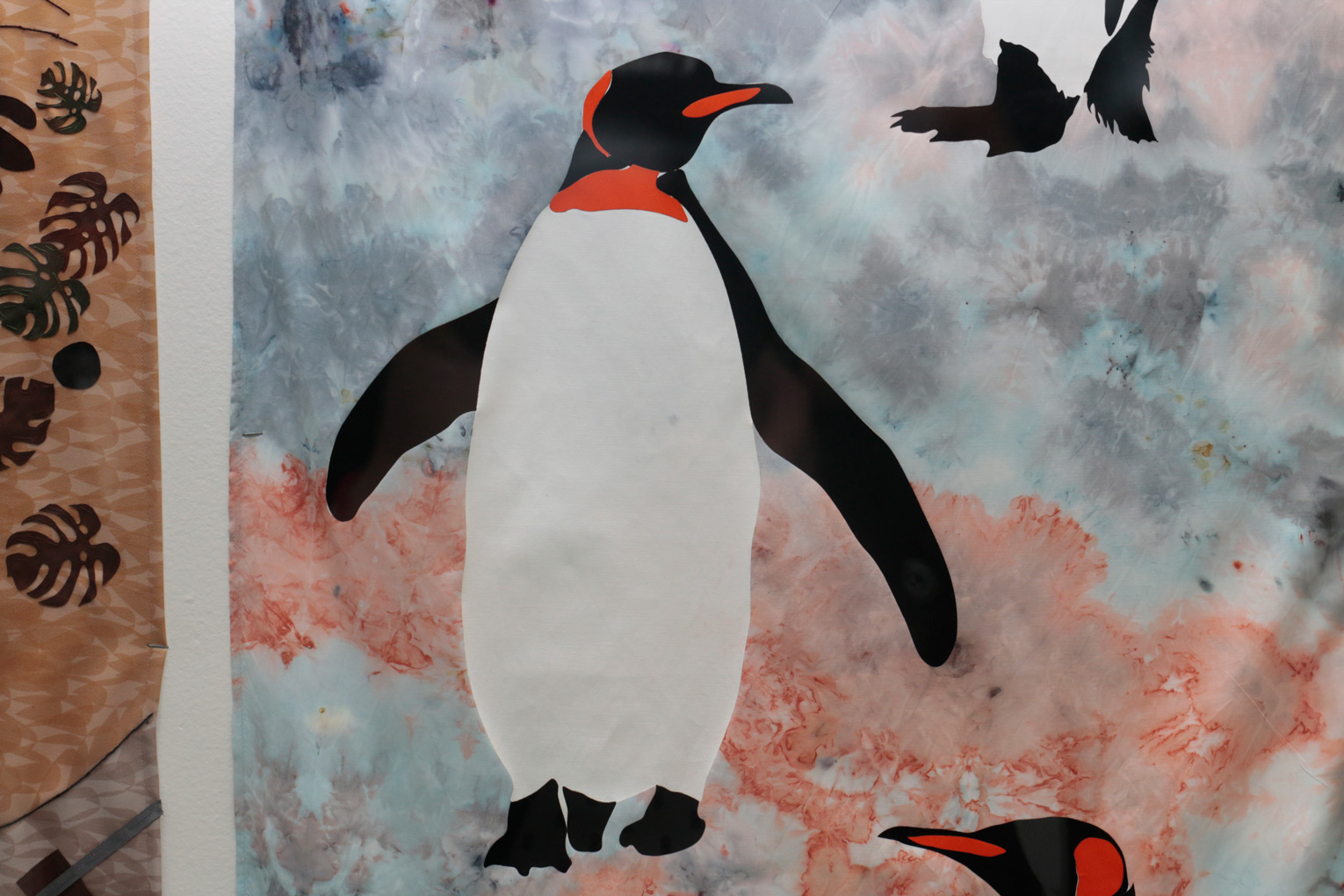 Pingüino. Tecnica: icedye, aplicación de vinil flock (Alberto Hernández/IBERO).