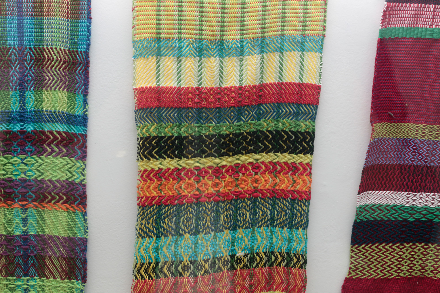 técnicas como el tejido de calada y de punto, retomaron los colores, así como texturas del loro yucateco, caracol rosado, matraca yucateca, mapache de Cozumel, colibrí coqueta de Atoyac o del pavo ocelado. (Alberto Hernández/IBERO).