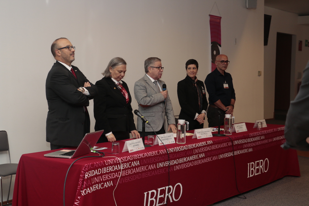 De izquierda a derecha: el director de la División de Humanidades y Comunicación, Dr. Luis Javier Cuesta Hernández; vicerrectora académica, Mtra Sylvia Schmelkes; Rector de la IBERO; Mtro. David Fernández Dávalos; la coordinadora de Arte y Educación del Departamento de Arte de la IBERO, Dra. Luisa Durán y Casahonda Torack; y por el Instituto de Artes de la Universidad Estadual Paulista UNESP asistió el Mtro. Sidiney Peterson Ferreira de Lima (Alberto Hernández/IBERO).