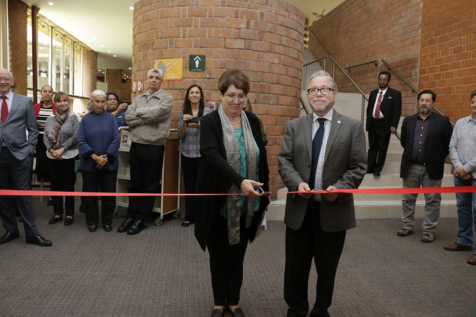 La Dra. Torales y el Mtro. David Fernández, Rector, inauguraron la exposición (Foto: Alberto Hernández).