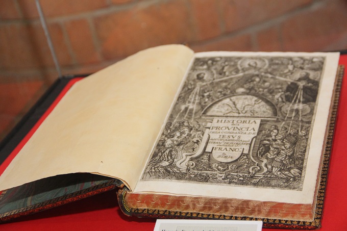 Por medio de diversos documentos se muestra el saber acumulado y corporativo de la Compañía de Jesús.
