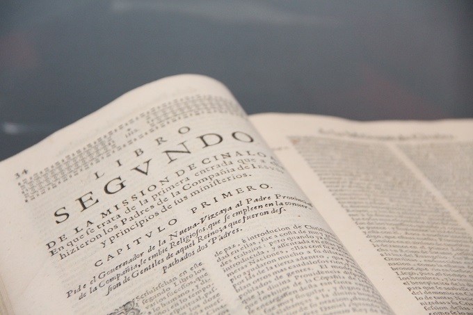En la exposición se muestran “algunos de los maravillosos libros” que tiene la Biblioteca sobre la historia de la Compañía, dijo Matabuena.