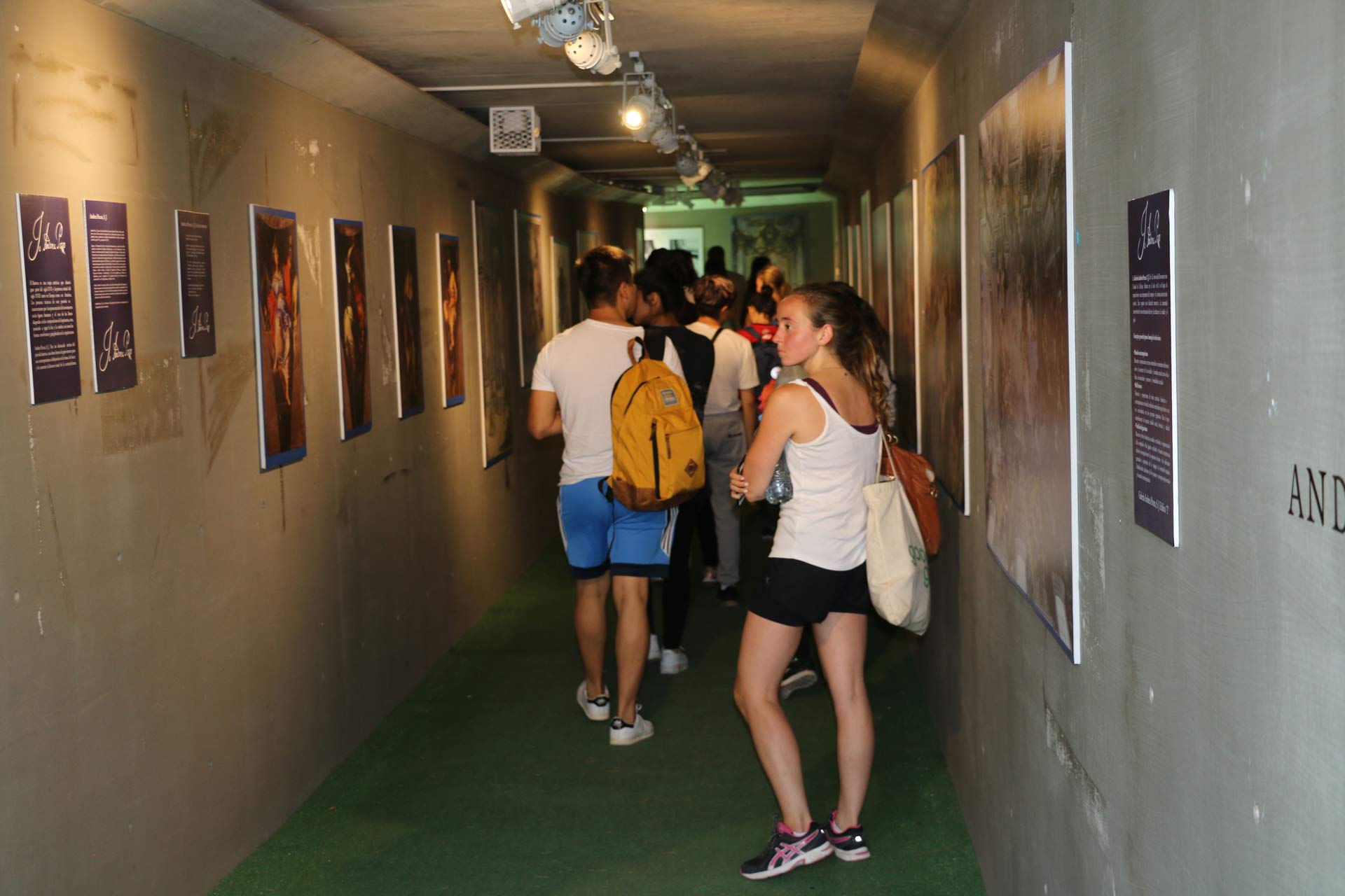 Después de la inauguración, alumnas y alumnos de la IBERO recorrieron la exposición montada en el Túnel Cultural (Alberto Hernández/IBERO).