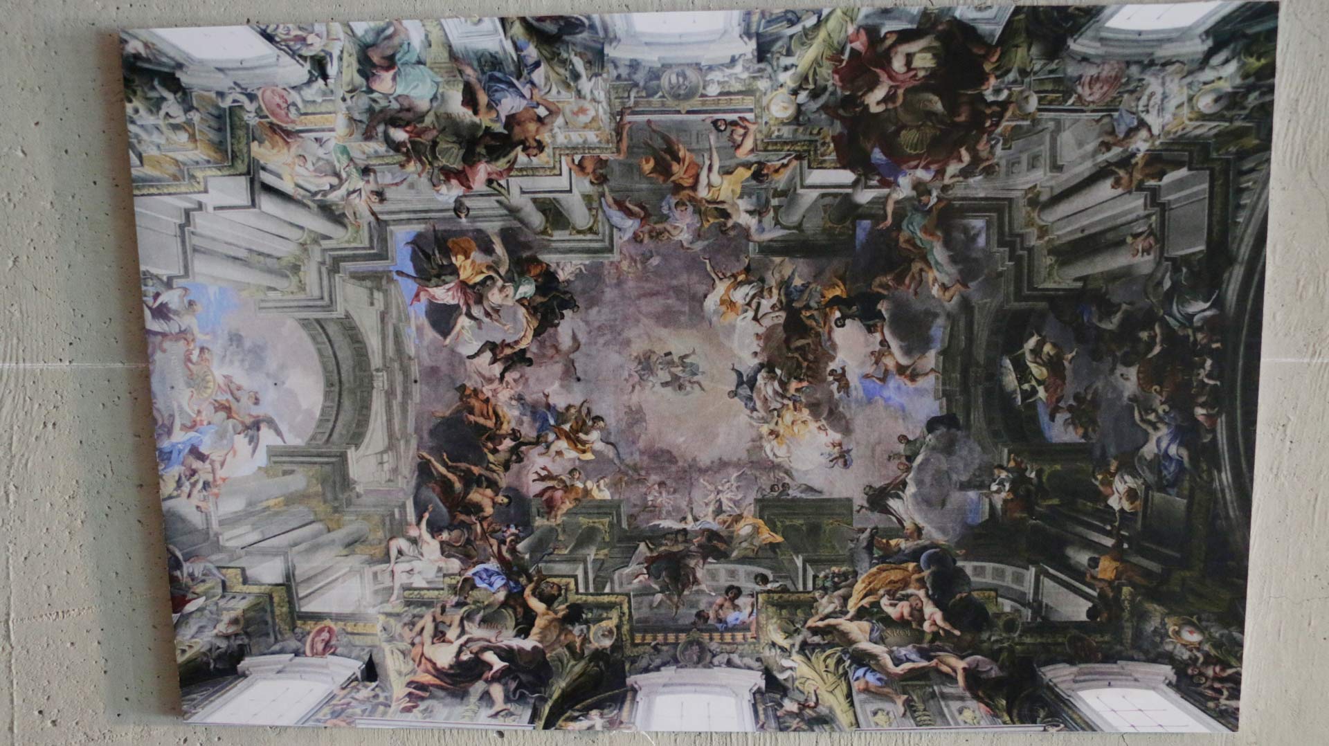 El montaje de la exposición cuenta con reproducciones de la bóveda de la iglesia de San Ignacio, en Roma (Alberto Hernández/IBERO).