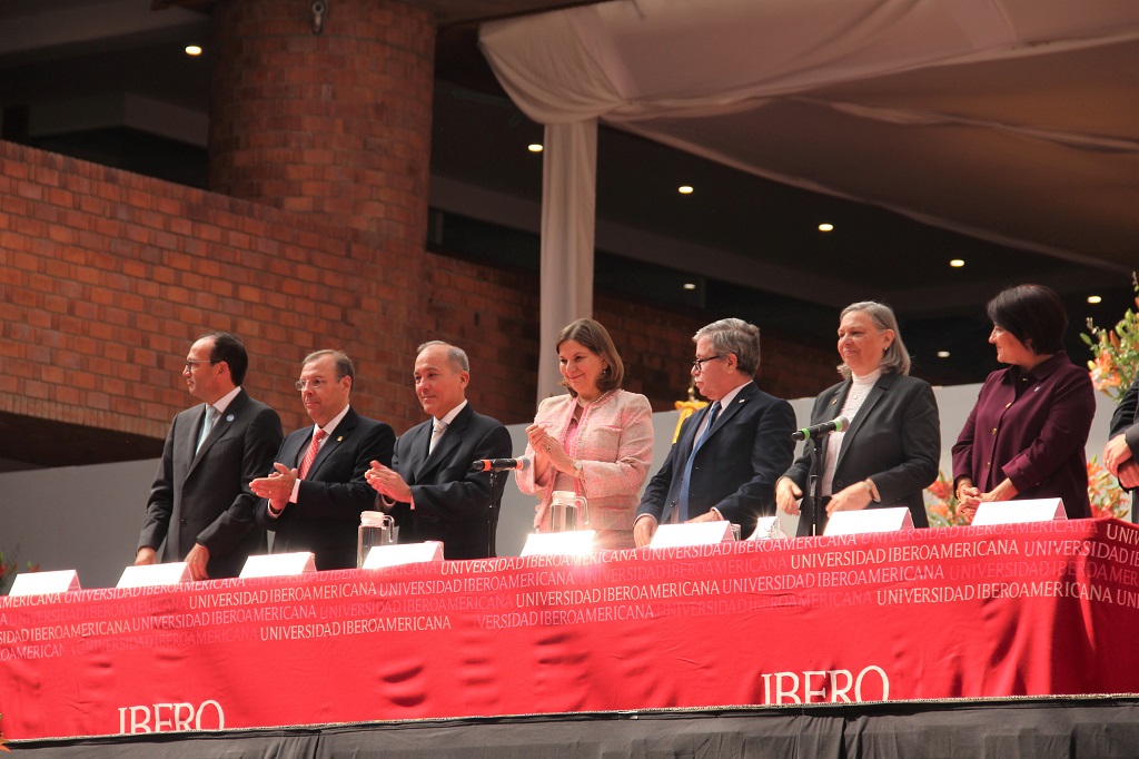 Bárcena ofreció un mensaje a los jóvenes que terminaron sus estudios de licenciatura (Valentina González/IBERO).