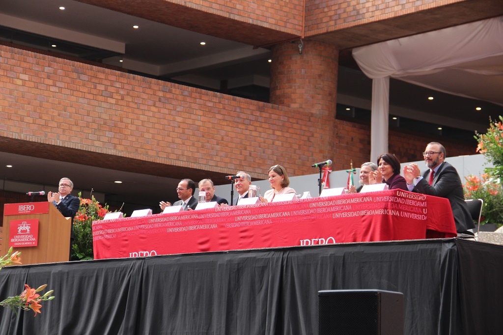 El Rector pidió a los jóvenes ser agradecidos toda la vida con quienes hicieron posible que cursaran una licenciatura en esta casa de estudios(Valentina González/IBERO).