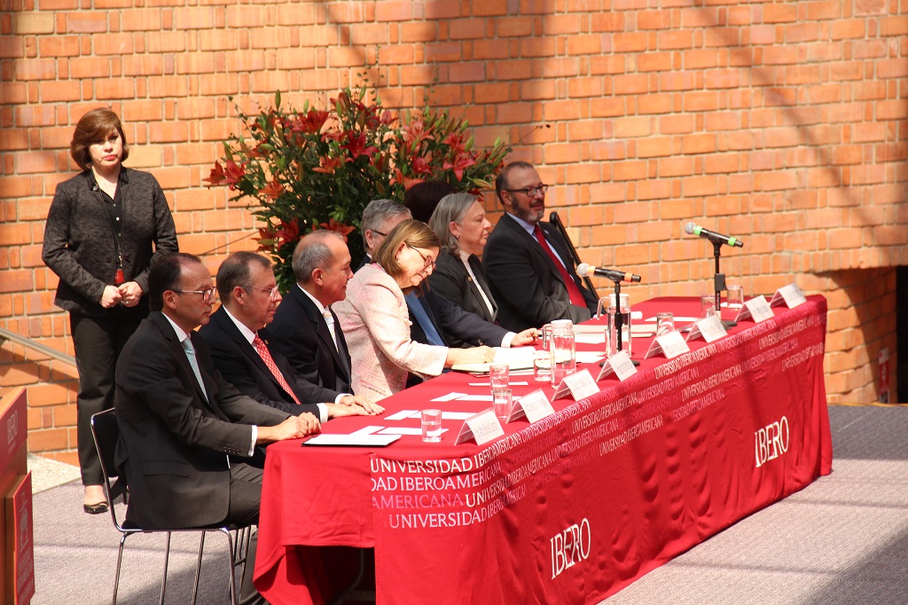 La embajadora firmó el libro de honor de la IBERO (Valentina González/IBERO).