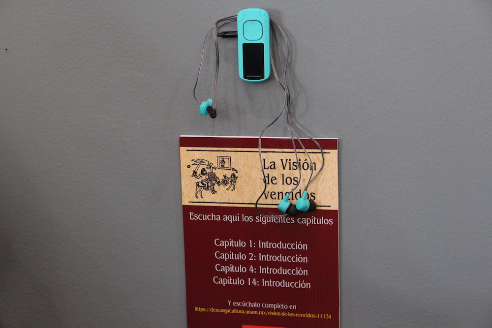 En una zona de la exposición, se pueden escuchar algunos capítulos del libro 'La visión de los vencidos' (Iván Cabrera/IBERO).