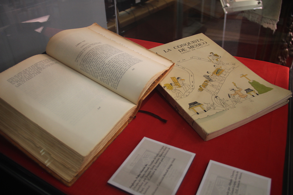 La BFXC conserva algunos documentos y fuentes revisados por León Portilla (Iván Cabrera/IBERO).