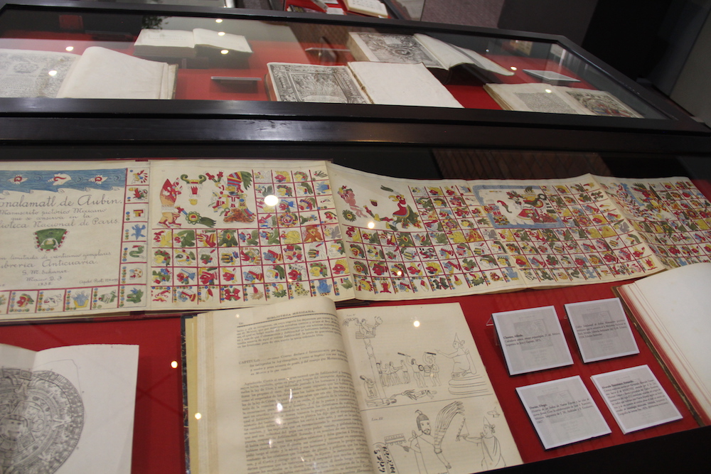La exposición montada en la IBERO conserva fuentes que el historiador investigó (Iván Cabrera/IBERO).