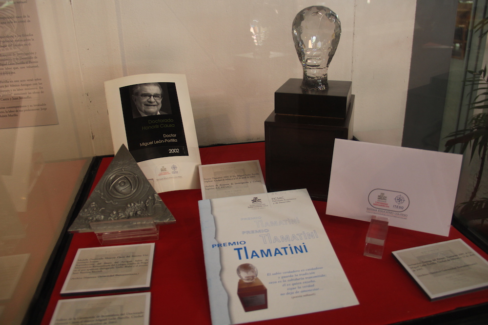 Medalla del Doctorado Honoris Causa (2002) y escultura del Premio Tlamatini (2005), reconocimientos entregados por la IBERO y FICSAC, de manera respectiva (Iván Cabrera/IBERO).