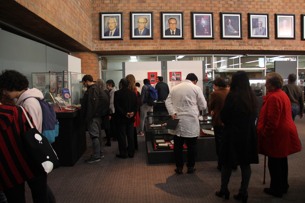 Asistentes a la inauguración de la expo ‘La visión de los vencidos: su autor y sus fuentes. A 60 años de la primera edición’ (Iván Cabrera/IBERO).