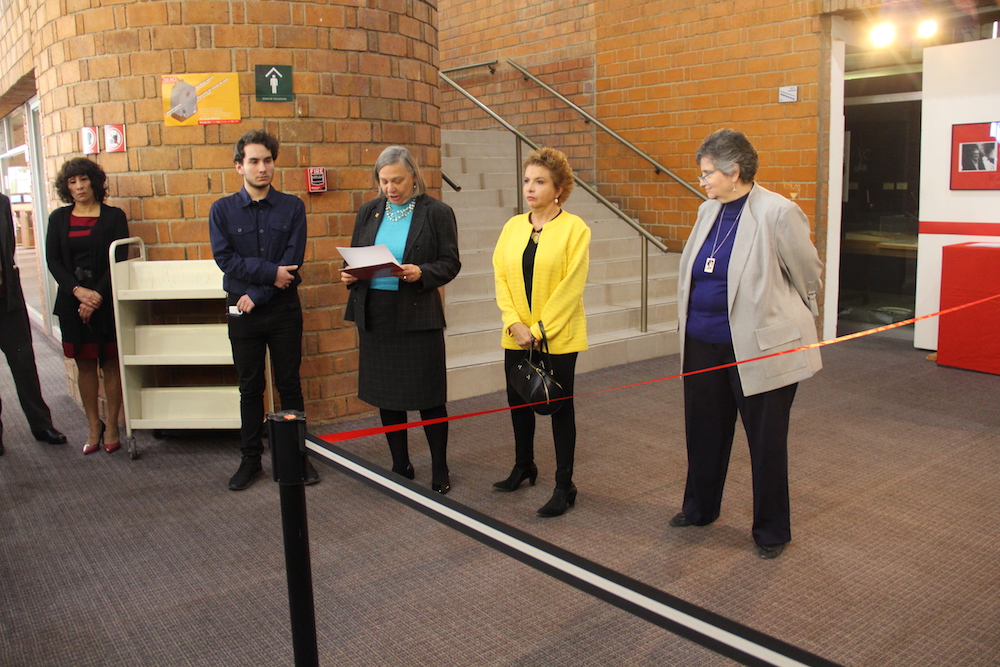 De izquierda a derecha: Miguel, nieto de Miguel León Portilla; Mtra. Sylvia Schmelkes, vicerrectora académica de la IBERO; Gina, sobrina del historiador; y la Mtra. Teresa Matabuena, directora de la BFXC (Iván Cabrera/IBERO).