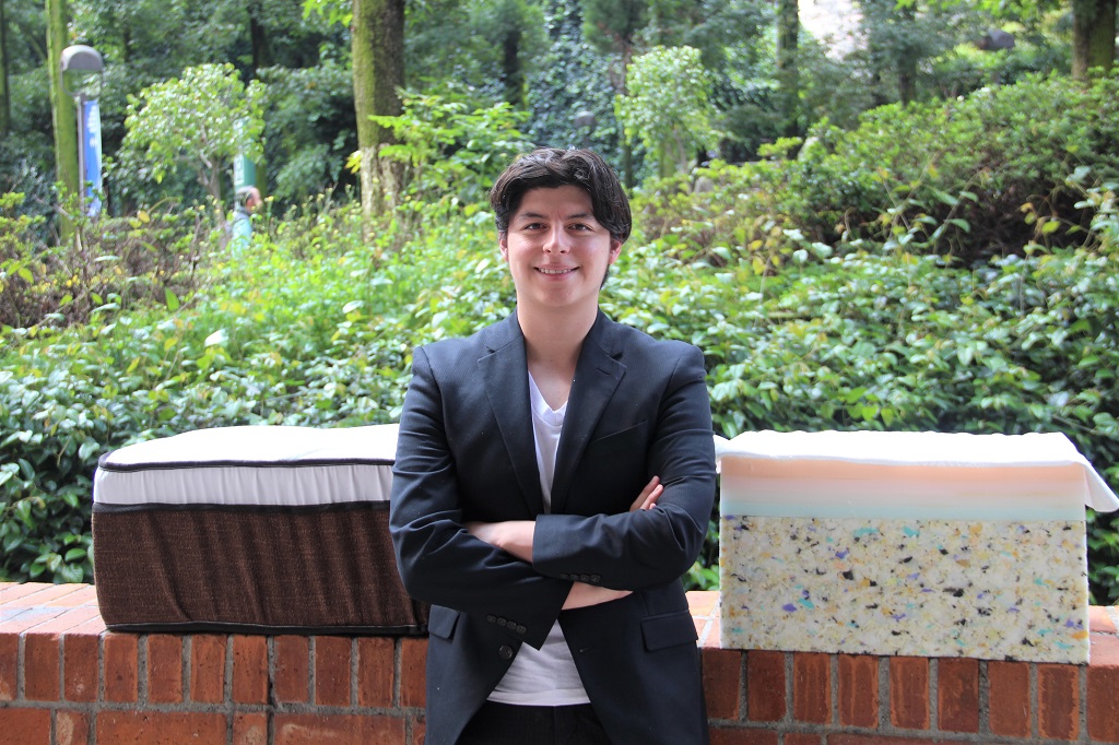 Guadalupe de Jesús Ruiz González creó una línea de colchones hechos con materiales reciclables (Valentina González/IBERO).