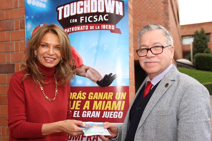 Lic. Dina Mejía, directora de FICSAC; y Mtro.David Fernández, Rector.