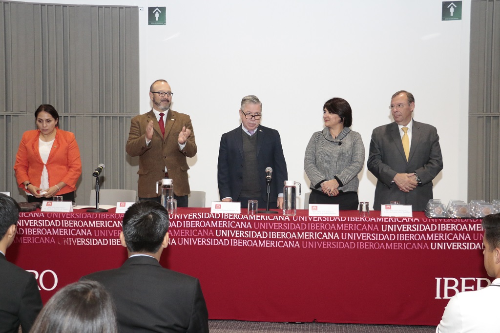 De izquierda a derecha: Mtra. Olivia Ortega Márquez, directora del Departamento de Ingeniería Química Industrial y de Alimentos; Dr. Luis Javier Cuesta Hernández, director de la División de Humanidades y Comunicación; Rector de la IBERO, el Mtro. David Fernández; Mtra. Alma Polo Velázquez, directora de la División de Estudios Sociales; y el Mtro. José Antonio Morfín Rojas, director de la División de Ciencia, Arte y Tecnología (Alberto Hernández/IBERO).
