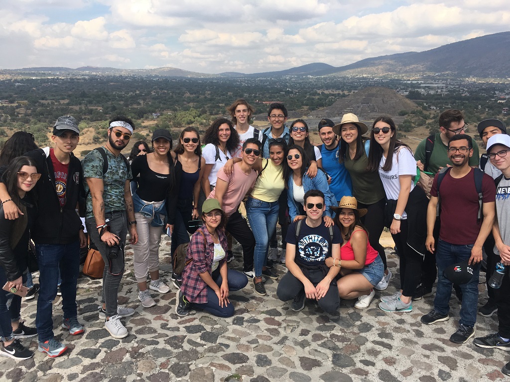 Entre las actividades que organiza la IBERO para los estudiantes son excursiones a zonas emblemáticas como las pirámides de Teotihuacán (Cortesía).