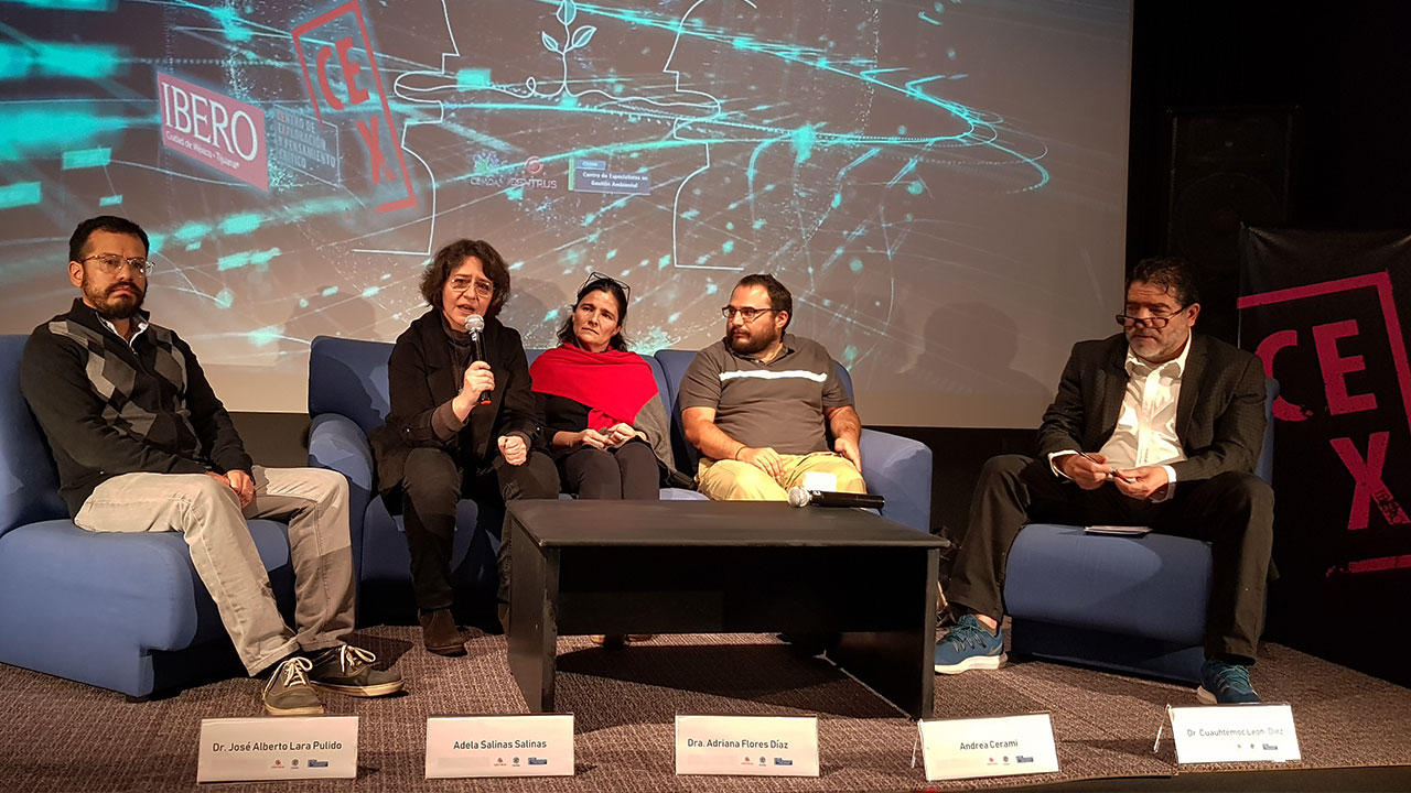De izquierda a derecha: Dr. José Alberto Lara Pulido, director del CENTRUS; Adela Salinas, coordinadora del Laboratorio en CENTRUS; la Dra. Adriana Flores Díaz, investigadora y docente del CENTRUS; Andrea Cerami, especialista en derechos humanos y megaproyectos del CEMDA; Dr. Cuauhtémoc León-Diez, director del CEGAM (Valentina González/IBERO).