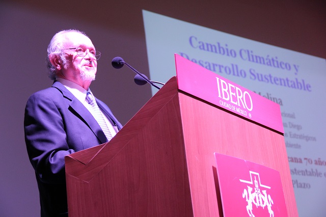 Previamente, el 2 de octubre de 2013, impartió la conferencia 'Cambio climático y desarrollo sustentable'.