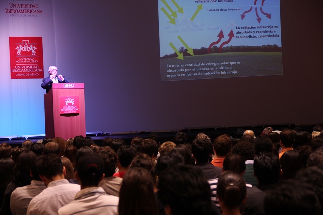 Dicha ponencia la dio en un Auditorio José Sánchez Villaseñor repleto de docentes y estudiantes.
