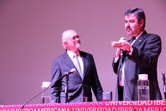 En gratitud, el Dr. Javier Prado Galán, entonces vicerrector académico, le entregó un presente a nombre de la IBERO.