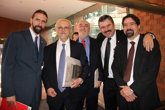 El Premio Nobel fue recibido a su llegada por algunas de las autoridades académicas de la IBERO de esa época.