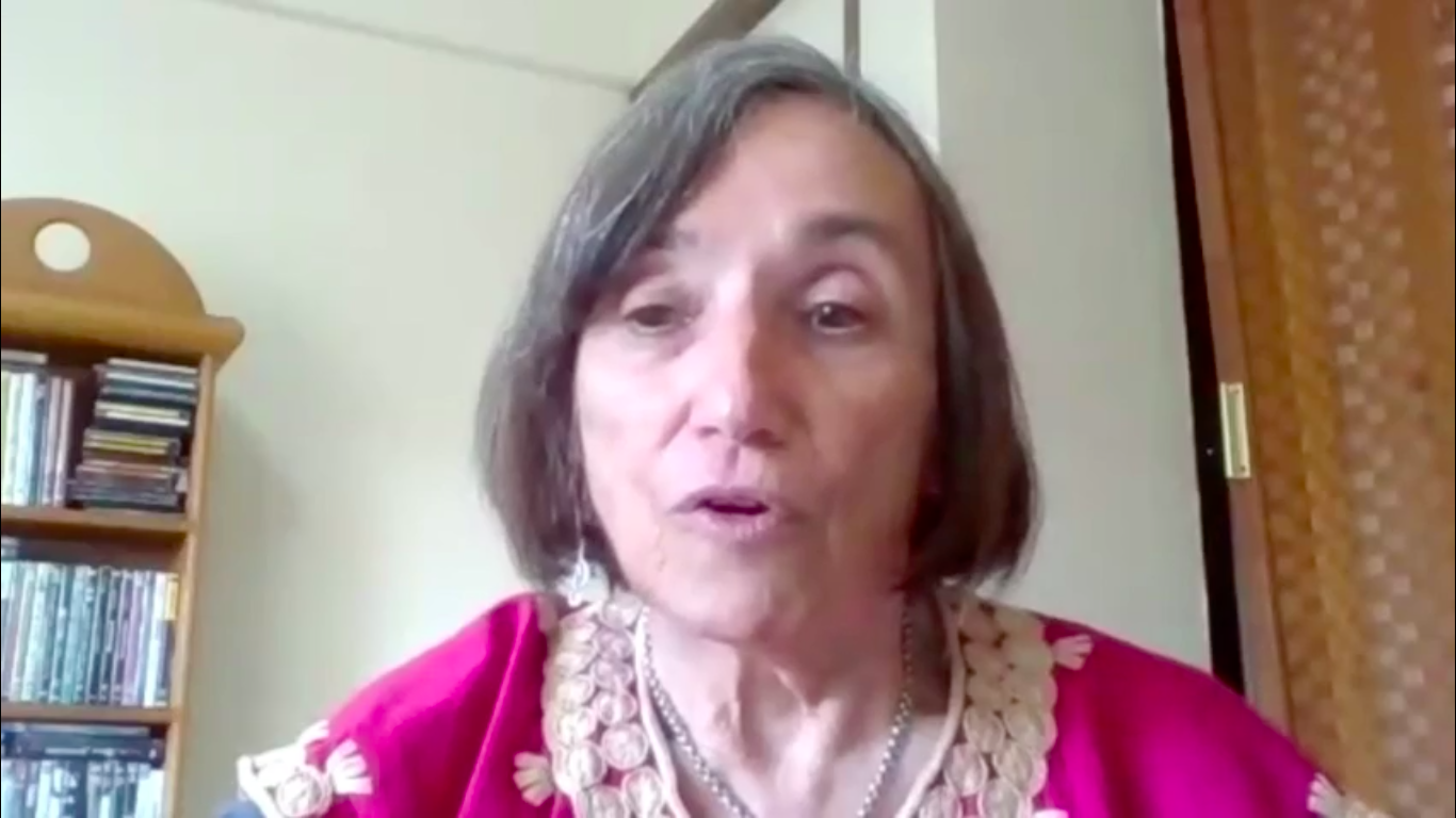 Busi Cortés, oradora invitada, ofreció varios consejos a las y los egresados.