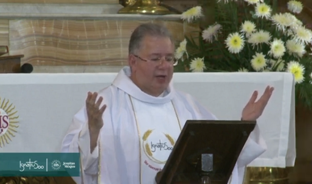 Padre Luis Gerardo Moro Madrid, S. J., Prepósito Provincial de la Compañía de Jesús en México, celebrando la eucaristía de apertura del Año Jubilar Ignaciano.