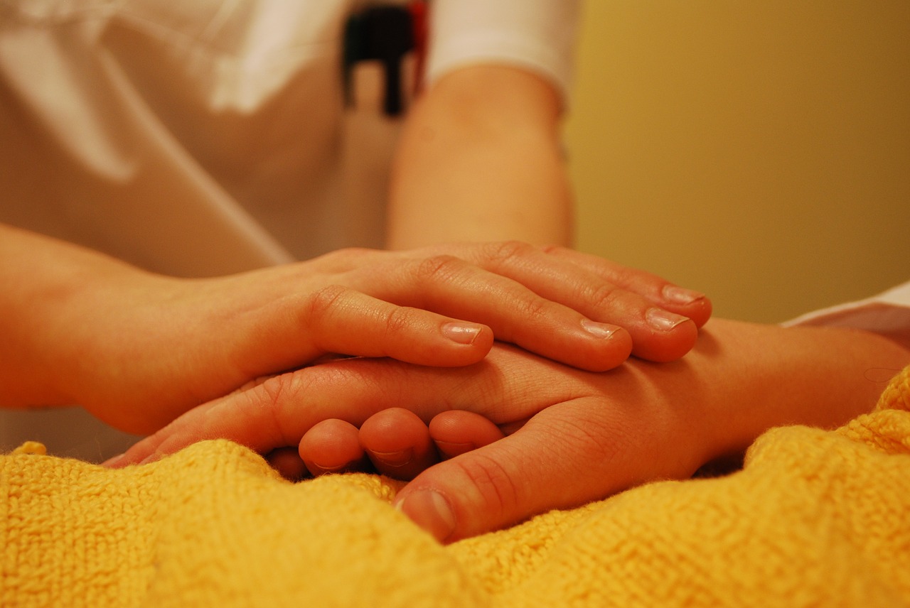 El ser humano no puede sobrevivir si no hay una red de cuidados que le dé soporte desde el inicio, así como en la vejez (Pixabay).
