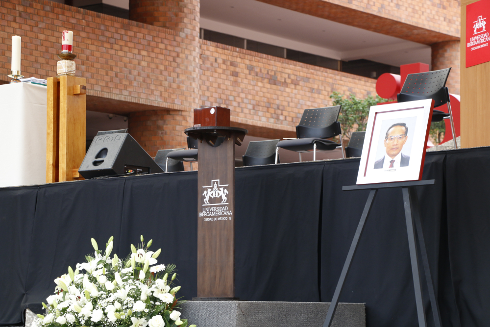Las cenizas del Rector Saúl fueron honradas con un arreglo floral (Alberto Hernández/IBERO).