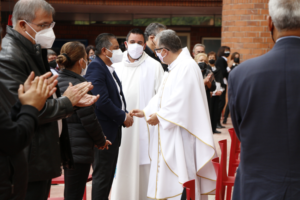 Al terminar la ceremonia, el Provincial Luis Gerardo Moro Madrid, S. J., ofreció sus condolencias a familiares del Padre Saúl (Alberto Hernández/IBERO).