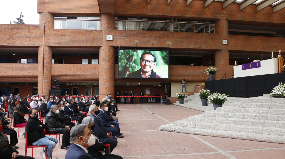 Durante la ceremonia, una fotografía del Dr. Saúl Cuautle fue proyectada en la pantalla de la IBERO (Alberto Hernández/IBERO).