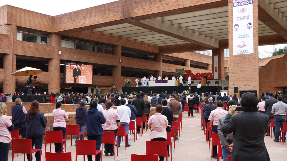 Asistentes a la Eucaristía en memoria del Dr. Saúl Cuautle Quechol, S. J. (Alberto Hernández/IBERO).