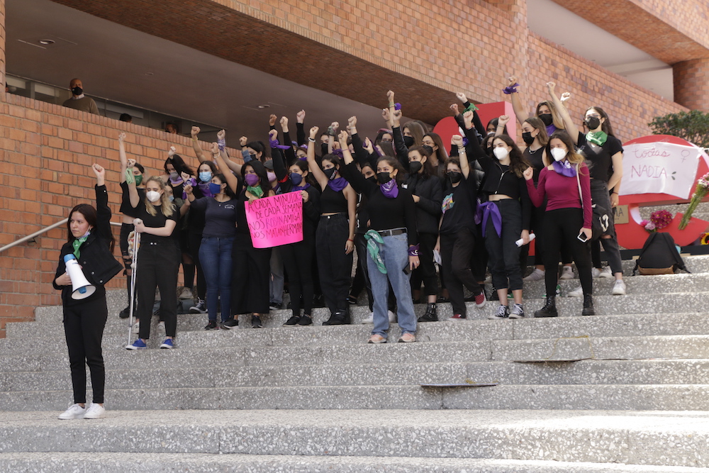 El performance de estudiantes fue realizado en las escalinatas de nuestra Universidad (Alberto Hernández/IBERO).