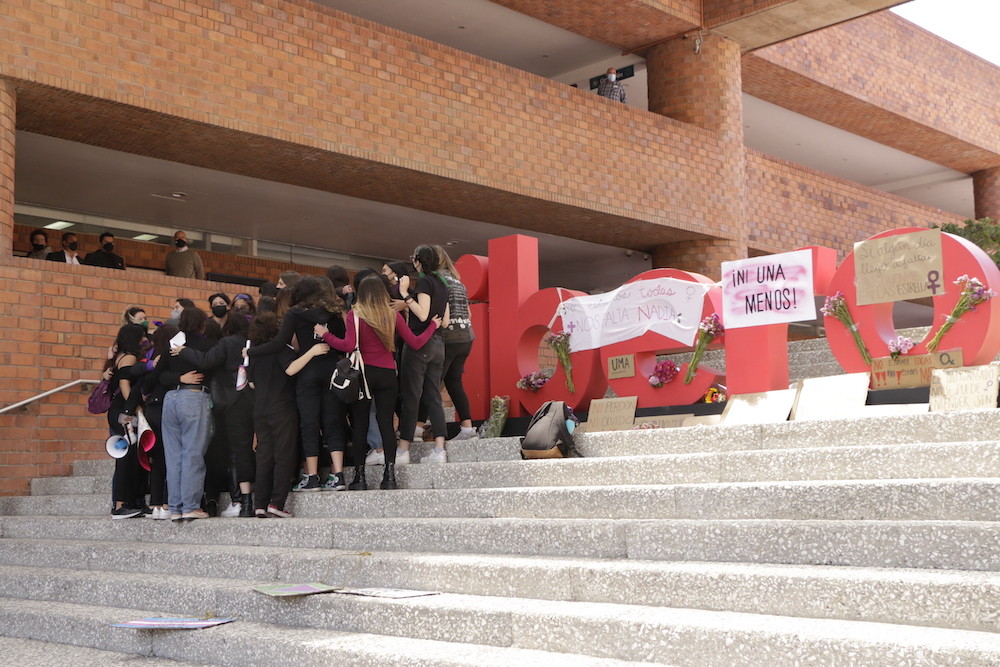 Tras pasar lista de aquellas mujeres que ya no están, las estudiantes se fundieron en un abrazo (Alberto Hernández/IBERO).