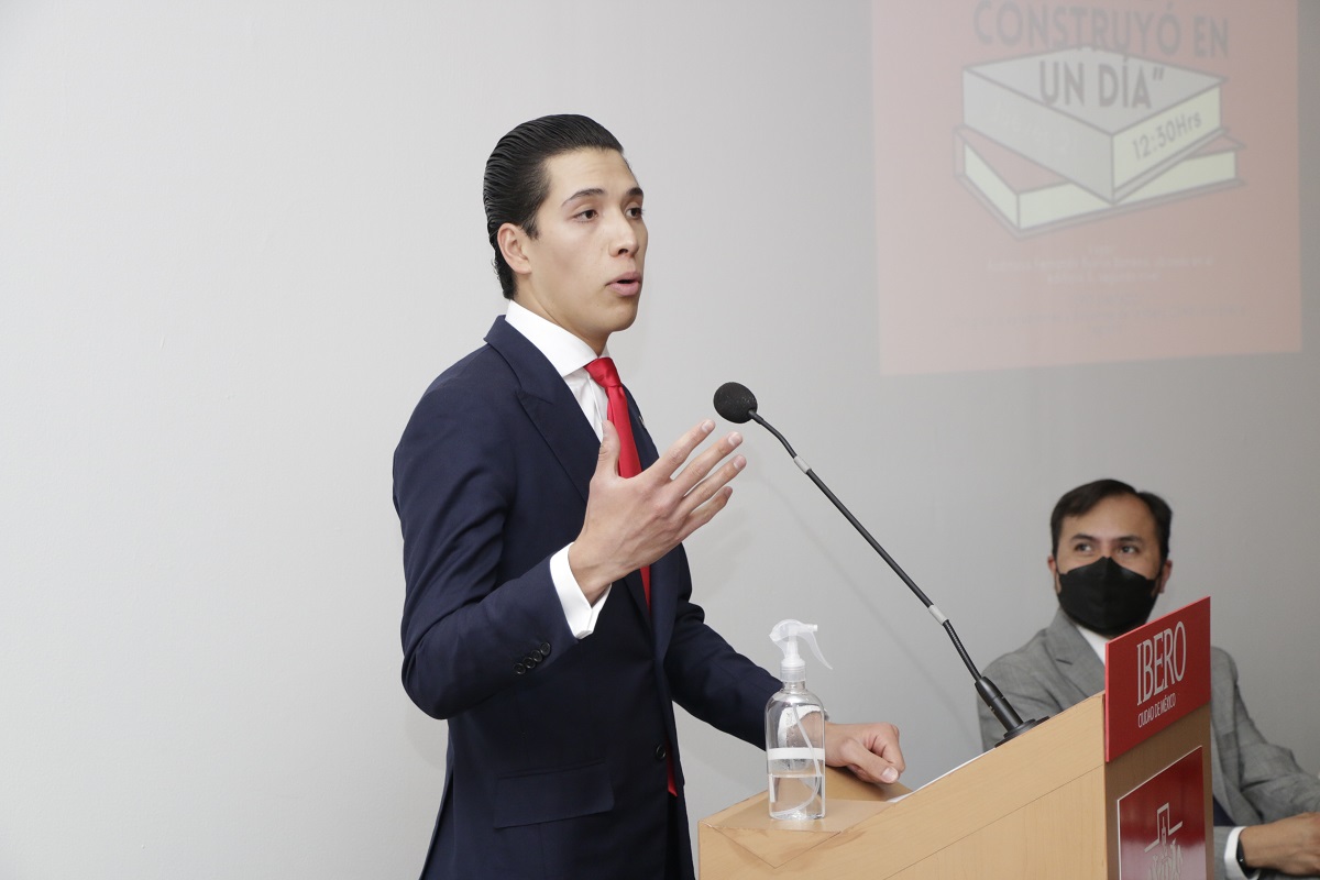 Bernardo Gil ofreció unas palabras sobre el libro. (Alberto Hernández/IBERO)