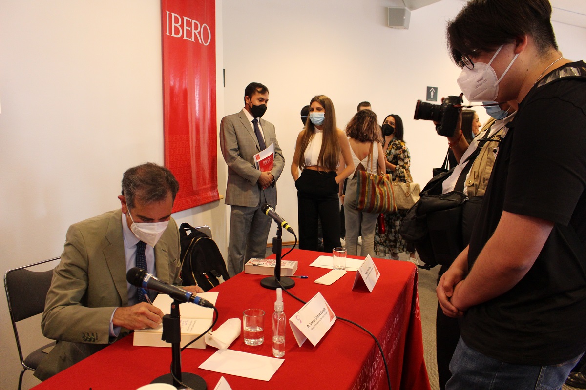 Al finalizar la presentación, los autores firmaron libros a asistentes. (Alberto Hernández/IBERO)