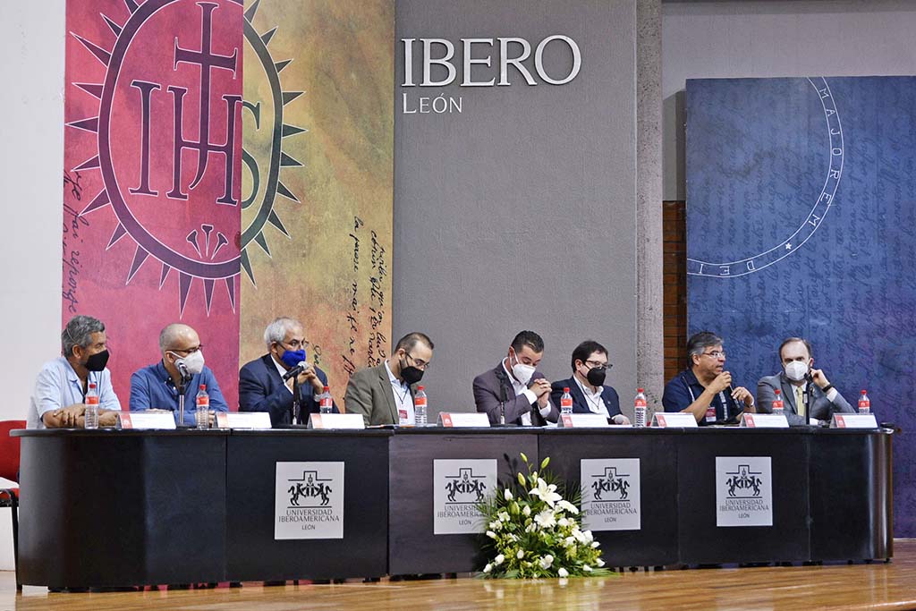 De izquierda a derecha: Dr. Francisco Morfín Otero, director del ISIA; Mtro. Florentino Badial Hernández, director general de Ibero Tijuana; Dr. Oscar Arturo Castro Soto, director general del TUVCH; Dr. Luis Arriaga Valenzuela S. J., Rector de IBERO Ciudad de México; Mtro. Mario Ernesto Patrón Sánchez, Rector de IBERO Puebla; Mtro. Luis Alfonso González Valencia S. J., Rector de IBERO León; Mtro. Juan Luis Hernández Avendaño, Rector de IBERO Torreón; y Dr. Alexander Paul Zatyrka Pacheco S. J., Rector del ITESO (IBERO León).