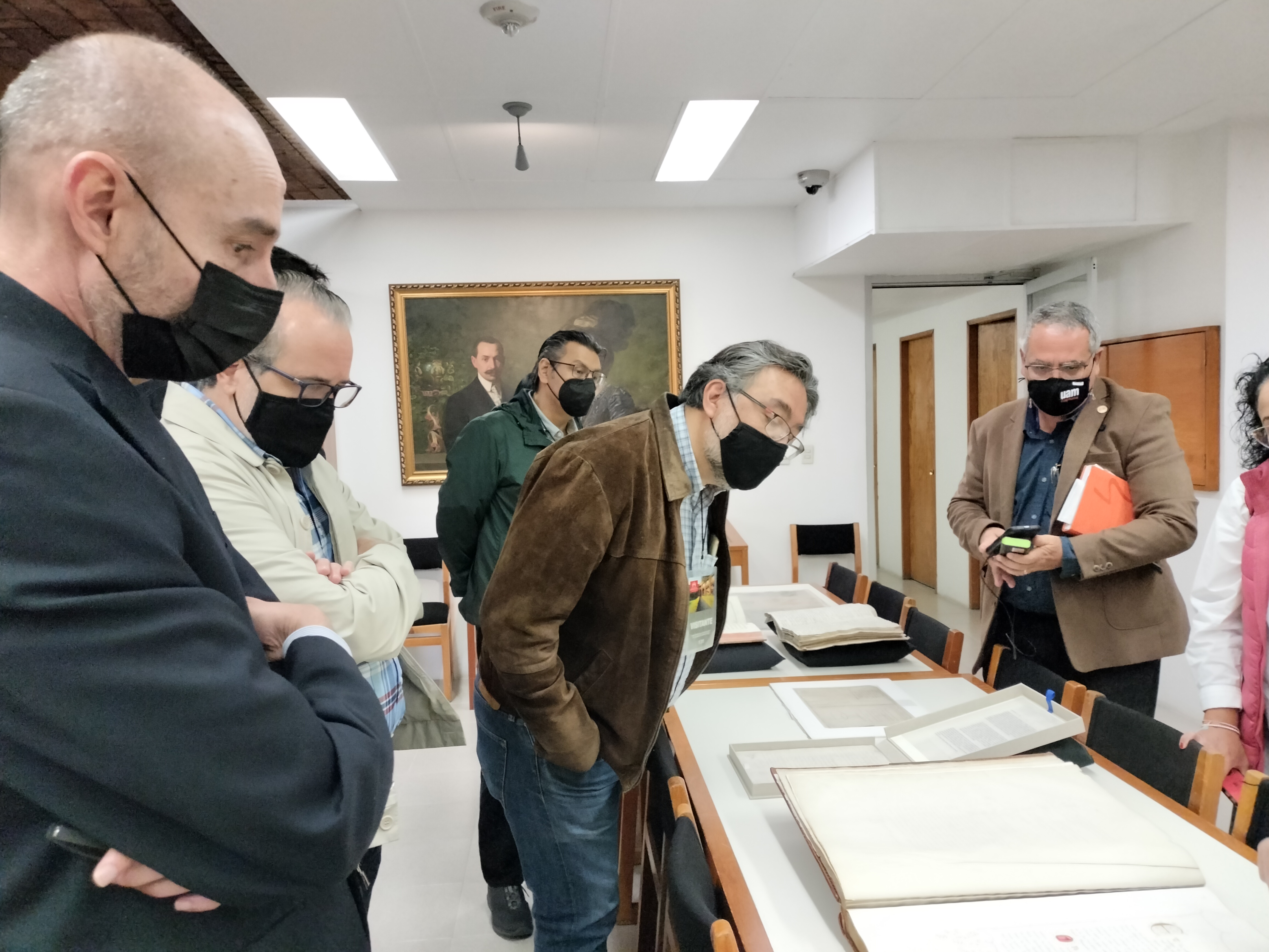 Del lado izquierdo, se ve al vicerrector de la IBERO, Dr. Alejandro Anaya; al centro, mirando un documento, el rector de la UAM Cuajimalpa, Mtro. Octavio Mercado González.