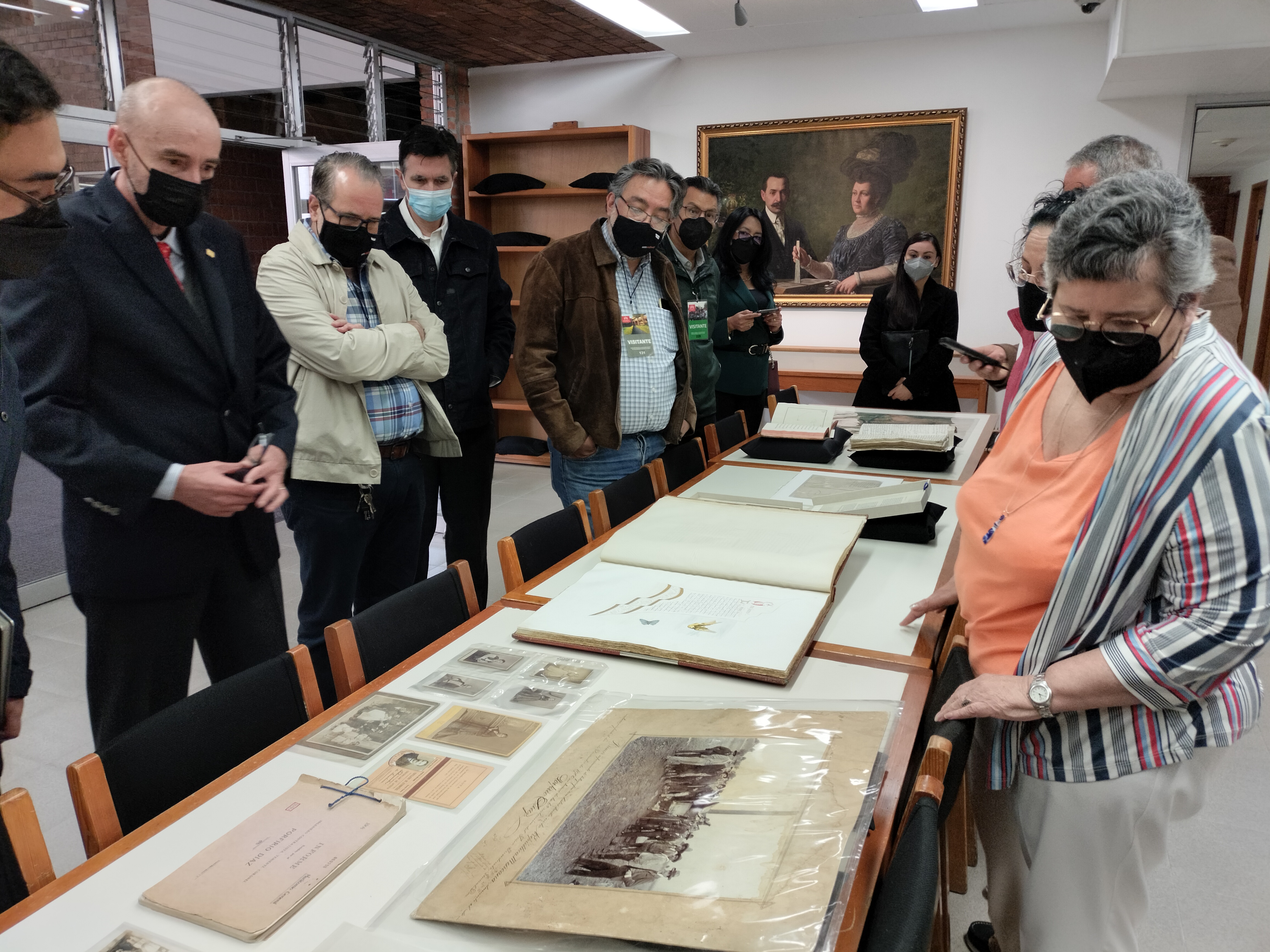 La Mtra. Teresa Matabuena, directora de la BFXC (derecha), muestra algunos documentos bajo resguardo de nuestra institución.