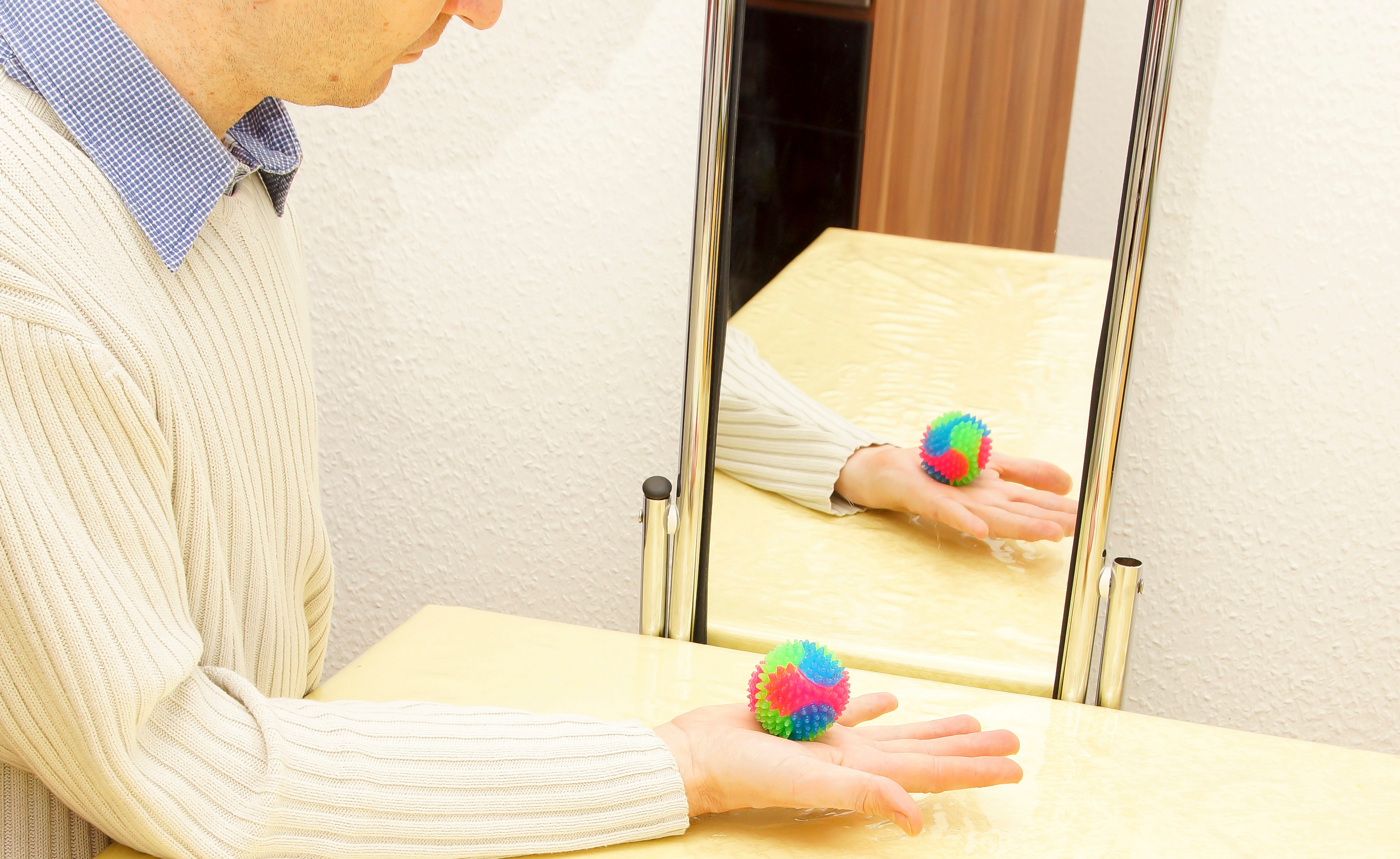 Cuando el paciente lograr visualizar dos brazos o dos piernas, ayuda a calmar esa sensación de tener todavía la extremidad.