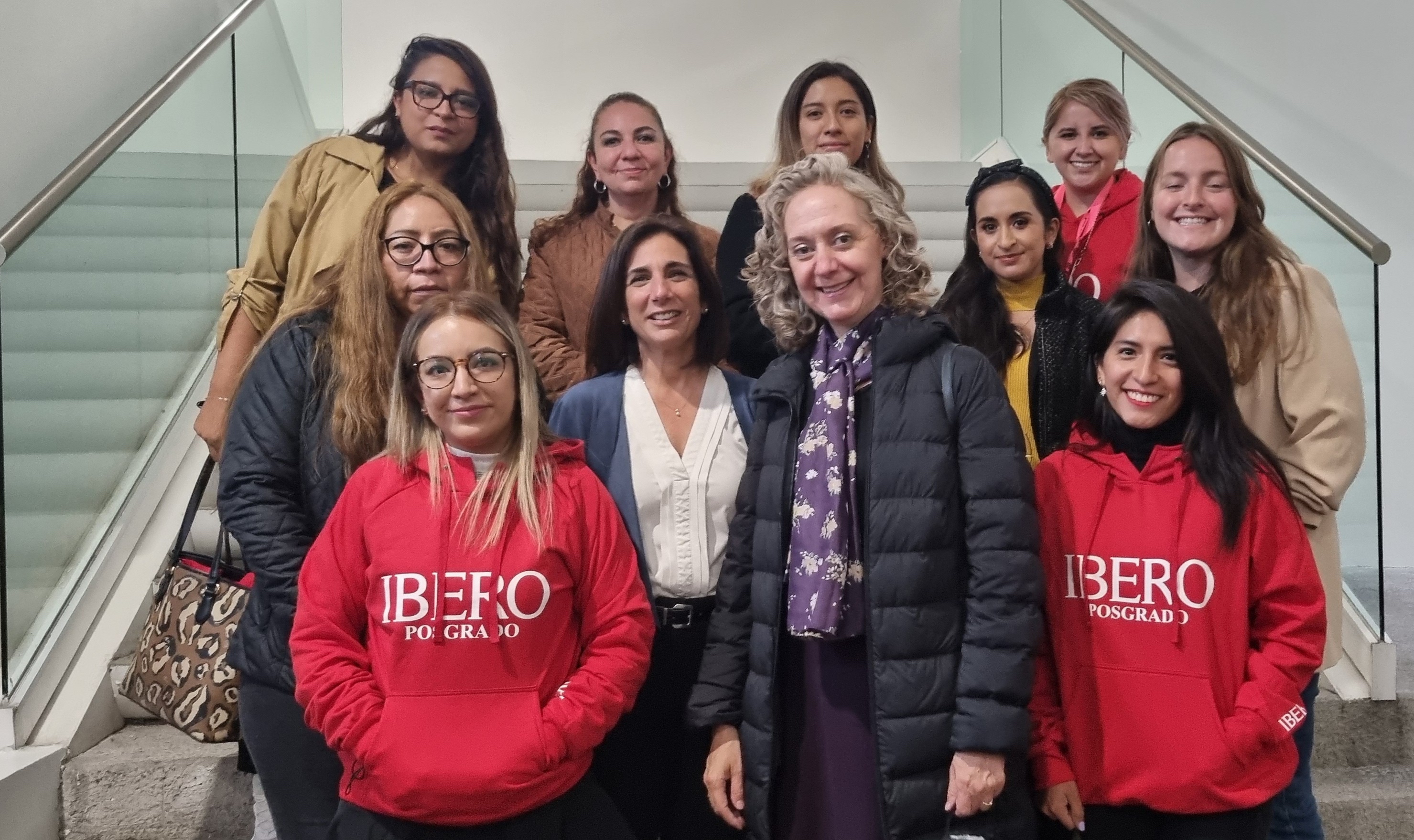 Las y los estudiantes de nuevo ingreso de posgrado recibieron una sudadera de regalo (Valentina González/IBERO).