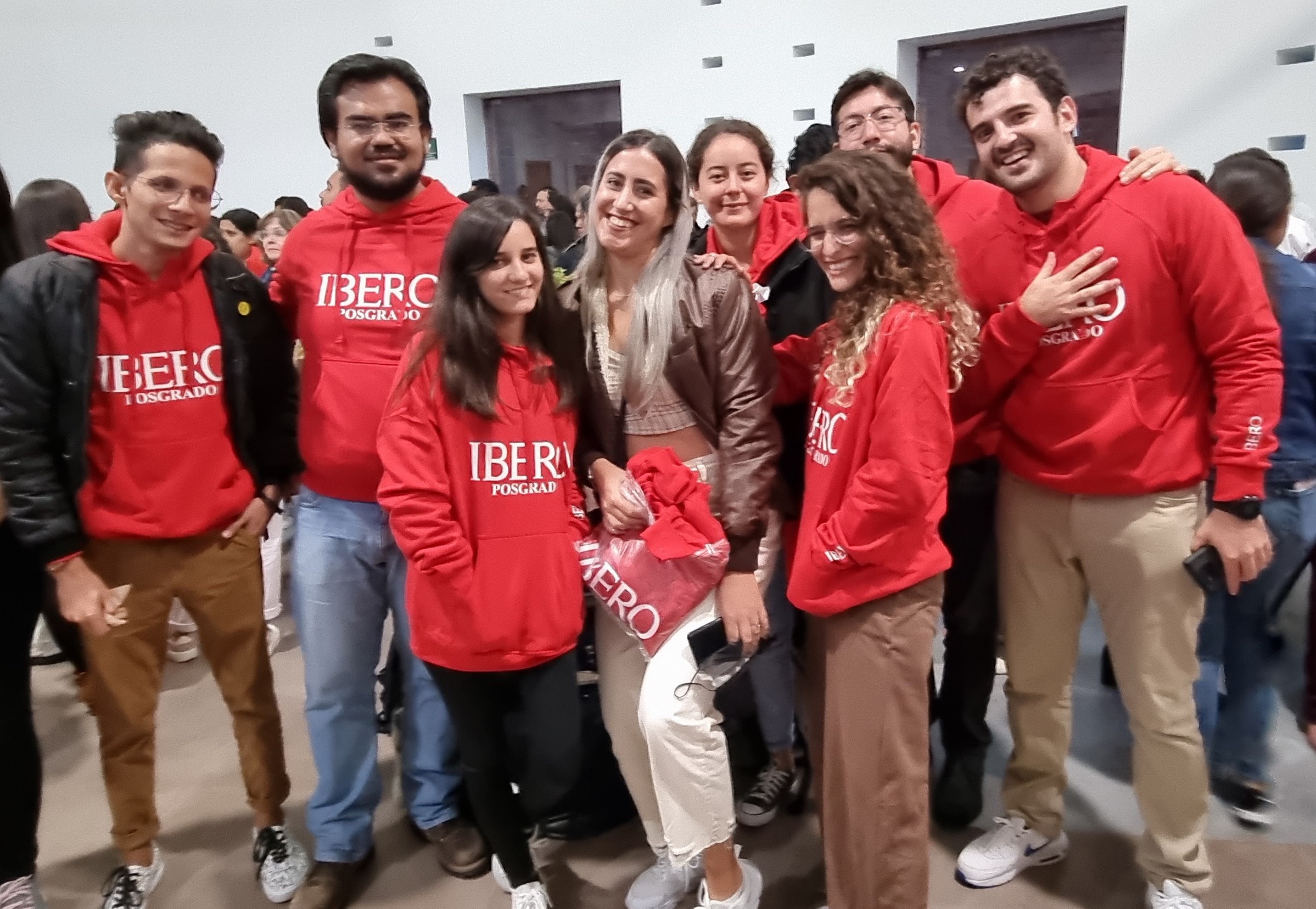 De inmediato, nuestras y nuestro estudiantes se pusieron su nueva 'piel', la cual lucieron contentos durante la bienvenida (Valentina González/IBERO).